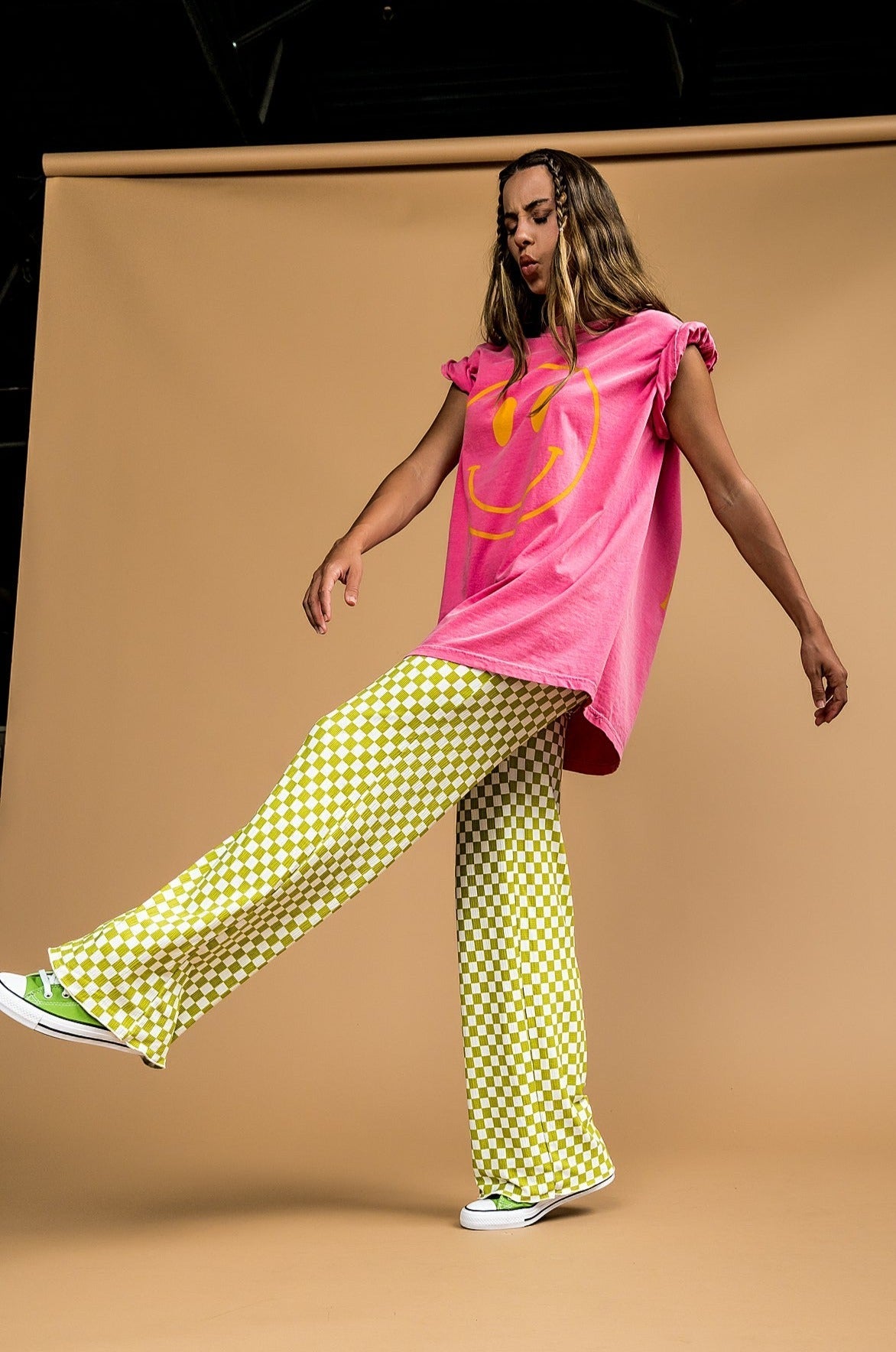 LALA ORIGINAL: The World Needs Your Magic Oversized Tee in Pink/Orange - Dressed in Lala